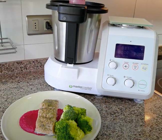 Receta Salmón al Vapor con Brócoli y Hummus de Betarraga